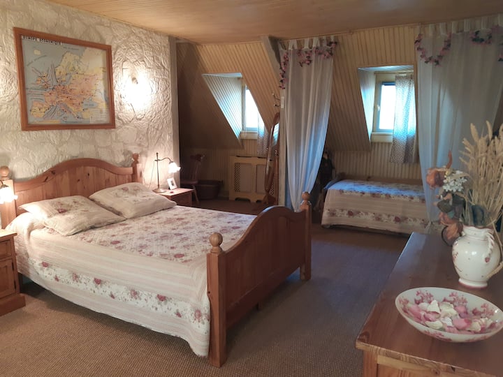 Velika potkrovna soba na drugom katu. Opremljen je s 4 kreveta, uključujući jedan od 140 cm.