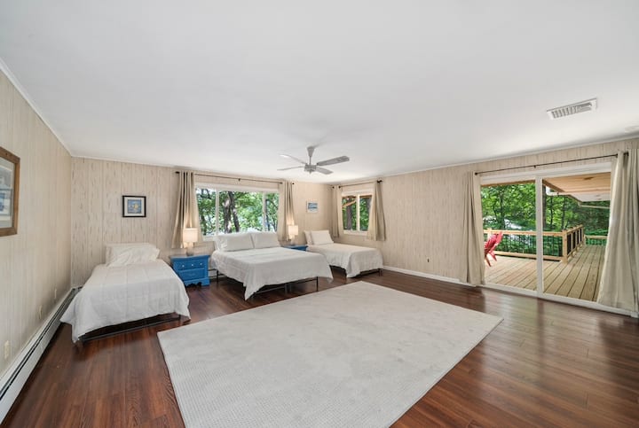 Ორსართულიანი ოთახი ფლიგელით, საიდანაც არაჩვეულებრივი ხედები იშლება ტბაზე და ტერასაზე გასასვლელი.