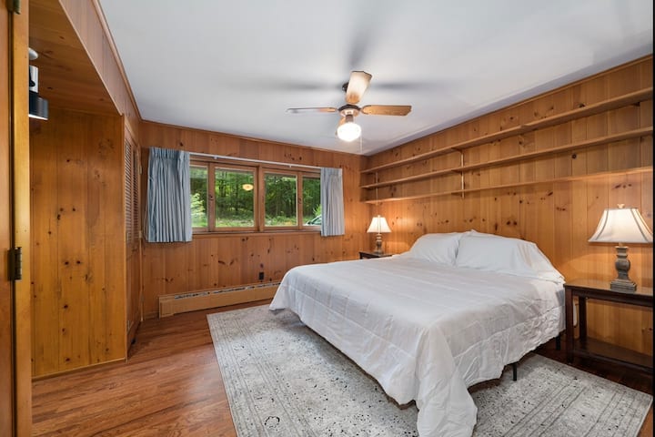 Მყუდრო საძინებელი დიდი საწოლით და გულუხვი კარადათი. Ჯიბის კარის შესასვლელი.