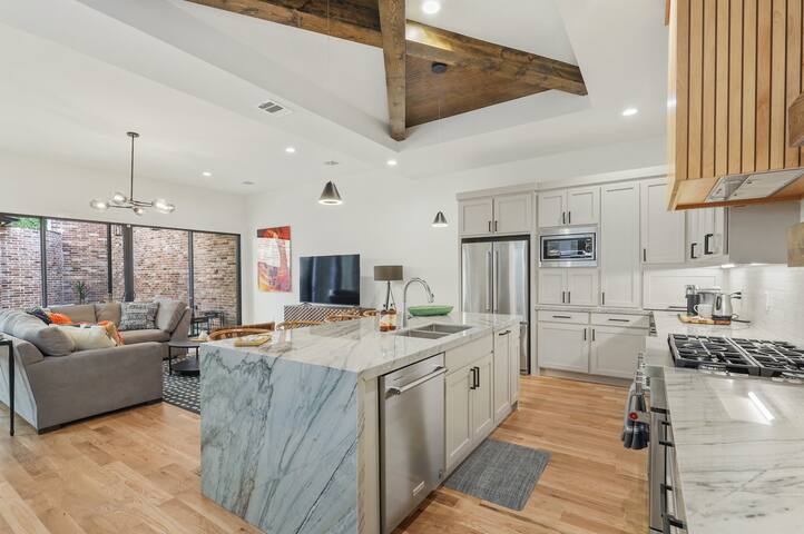 SMU Sophisticated Home Retreat – Center of Dallas gallery image 5