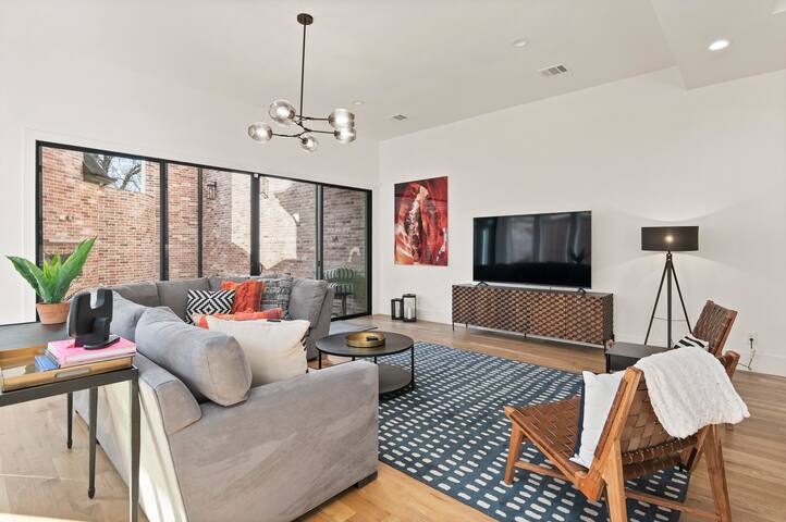 SMU Sophisticated Home Retreat – Center of Dallas gallery image 4