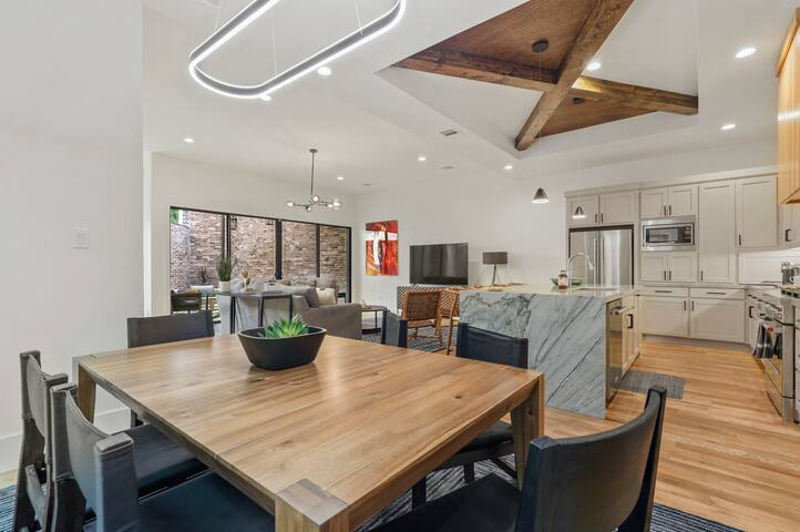 SMU Sophisticated Home Retreat – Center of Dallas gallery image 3