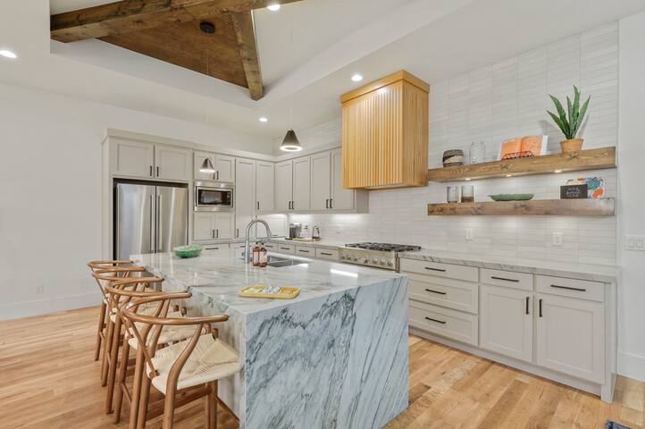 SMU Sophisticated Home Retreat – Center of Dallas gallery image 2