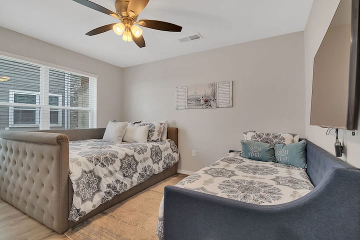 מיטות קווין סייז ותאומות הן המקום המושלם לנוח בו אחרי יום כיף בברנסון!