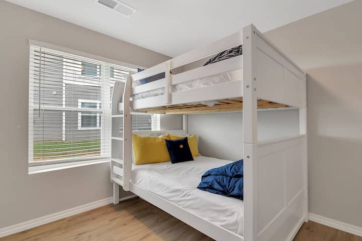 בחדר הקומותיים יש מיטת קומותיים ומיטת קומתיים זוגית. 