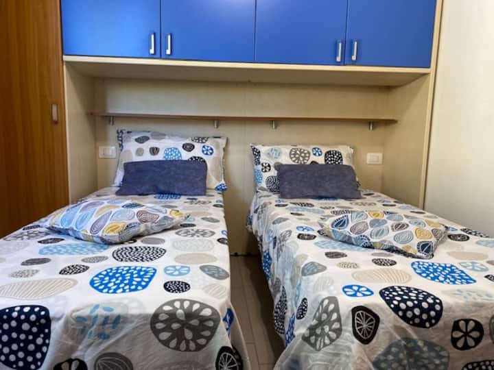 Chumba cha 2 chenye vitanda 2 vya mtu mmoja au viwili