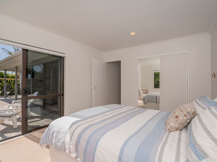 Dormitorio principal: cama tamaño queen, vestidor.