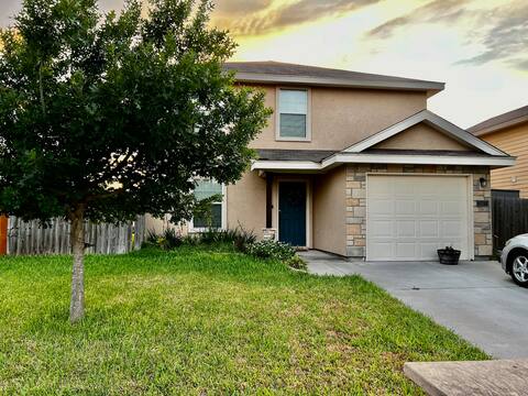 Lovely 3 bdrm/with tvs house mins off expressway!