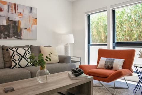 Walk+Shop+Dine | Dogs OK* | Free Garage Parking