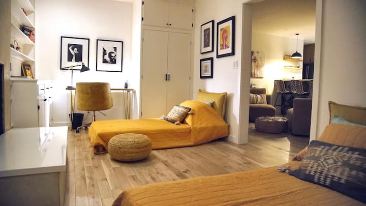 سريران مزدوجان في غرفة النوم (أبواب الحظيرة المنزلقة غير مصورة).