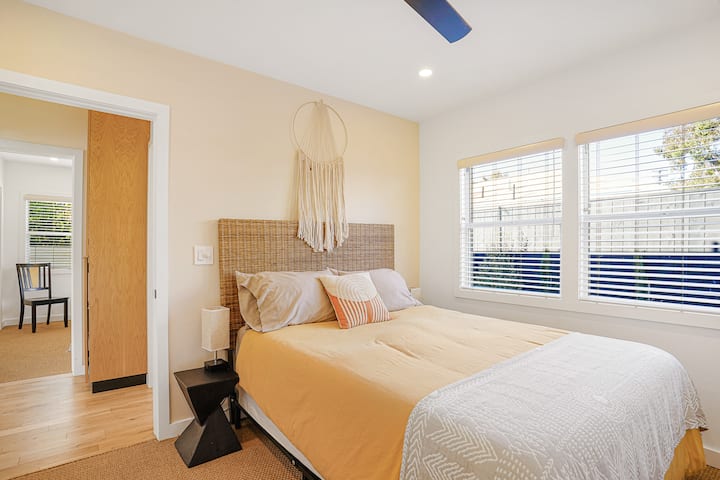 غرفة النوم رقم2: فرشات لا بلايا الميموري فوم تفوز بمراجعات رائعة. تتميز غرفة النوم هذه بإطار سرير منسوج ومرآة كاملة الطول وخزانة ملابس ومكتب كتابة.