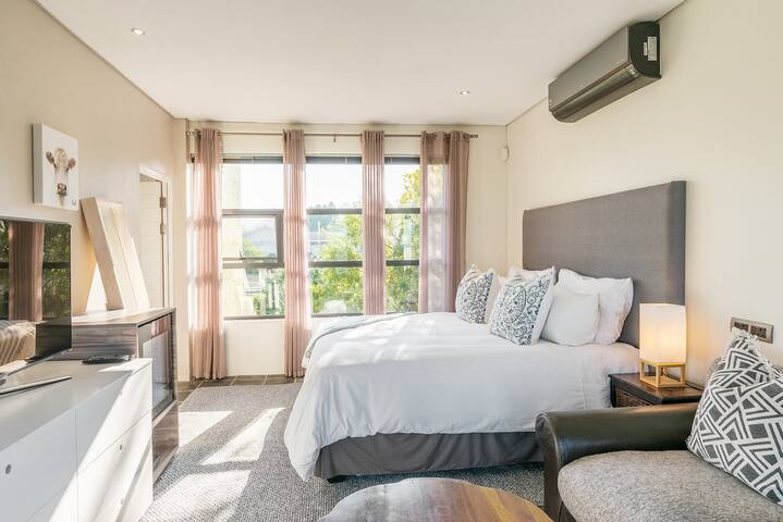 Beautiful, kid-friendly home with views and pool gallery image 3