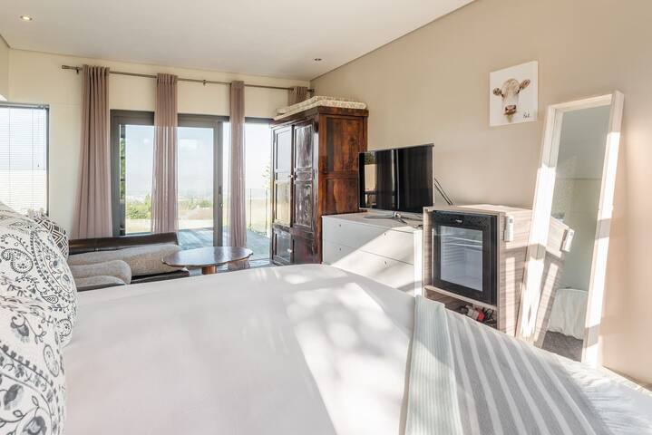 Beautiful, kid-friendly home with views and pool gallery image 5