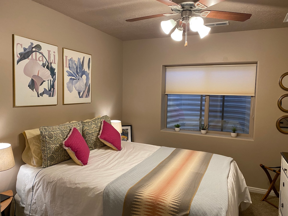 غرفة النوم رقم3 بسرير بحجم كبير وتلفزيون مع نيتفليكس وديزني+ وأمازون برايم (مع تسجيل الدخول الخاص بك). يقع في الطابق السفلي، وبجوار حمام مع حوض وحوض استحمام/دش، مشترك مع غرفة النوم رقم 4.