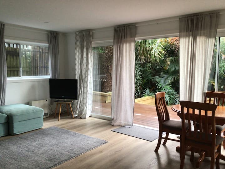 Self Contained Spacious 1 Bedder With Deck, Garden - マンリー・カウンシル