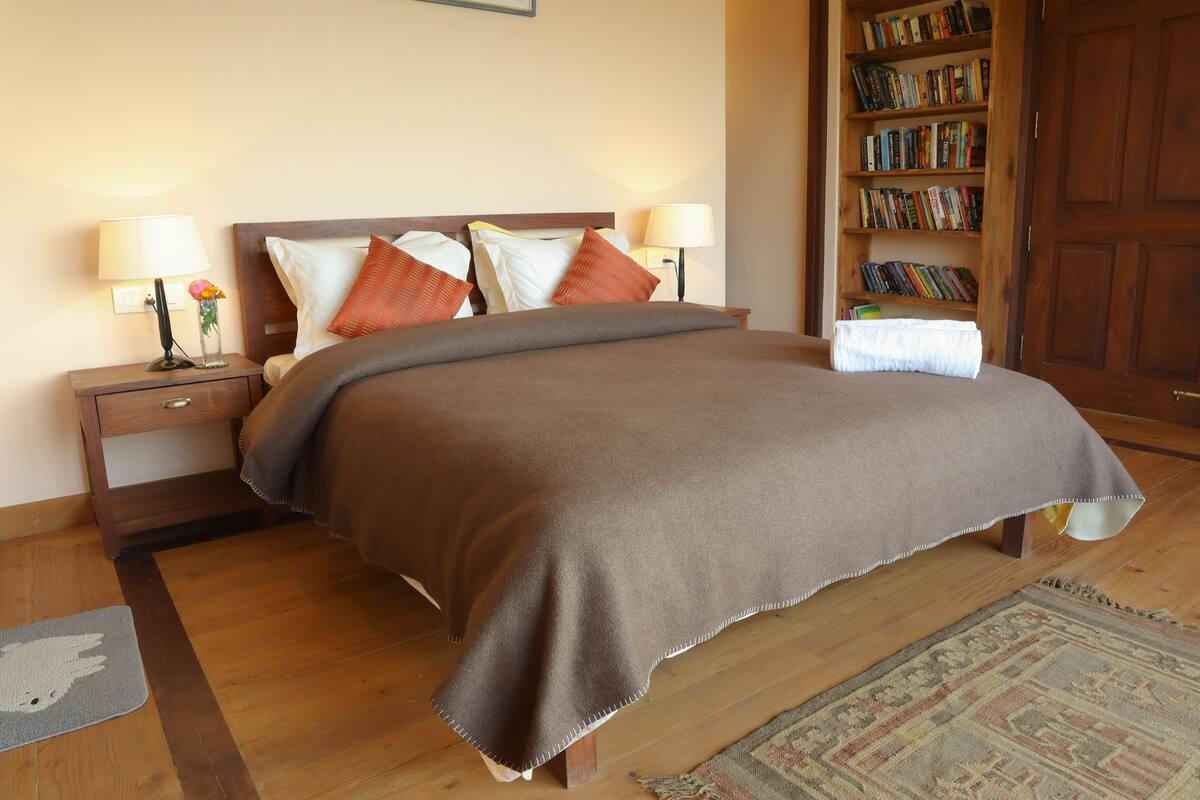 Chirping Chidiya, Mukteshwar, Mukteshwar living room