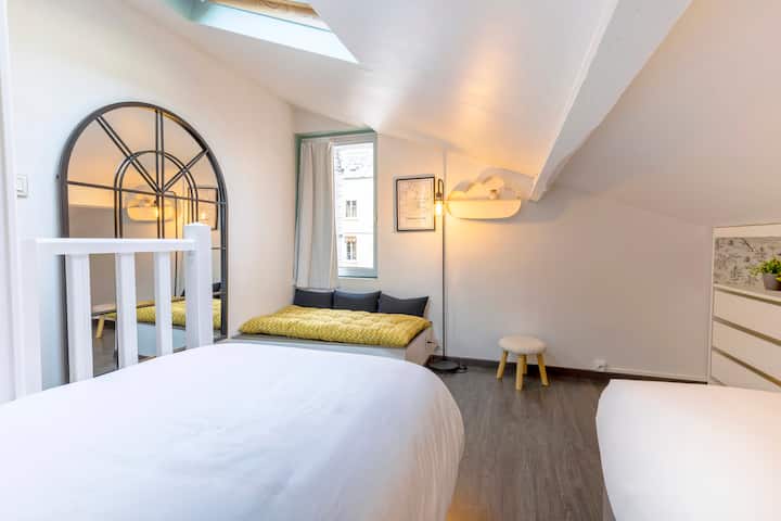 غرفة نوم ثانية في الطابق العلوي (أسرّة قابلة للسحب عند الطلب). 