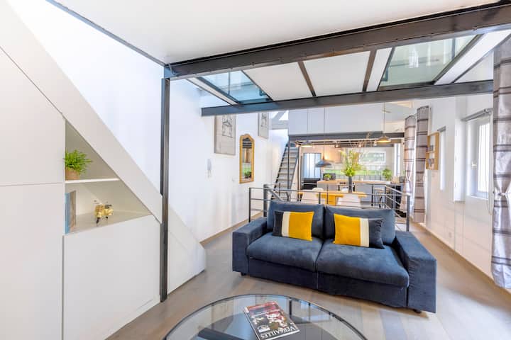 سرير أريكة متميز يتسع لشخصين. إطلالة على التلفزيون. 
تؤدي السلالم على اليسار إلى إحدى غرف النوم.