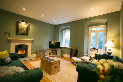 Top Airbnb: Luxurious Mumbles Location Near Village & Beaches in Mayals, Oystermouth, Newton, West Cross