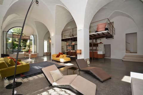 Luxury home with pool near the sea