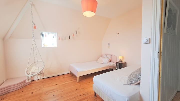 Mojawapo ya vyumba vitatu vya kulala kwenye ghorofa ya mwisho, vinavyotoa vitanda viwili vya mtu mmoja.