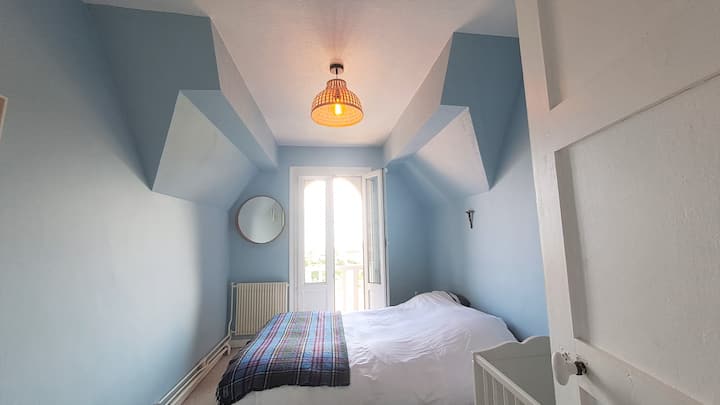 "Chumba cha kati", kwenye ngazi ya mwisho. kitanda cha sentimita 140.