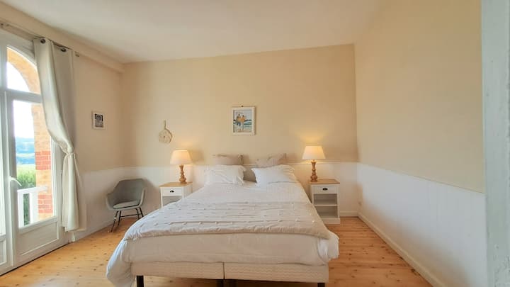 Chumba kikuu cha kulala na kitanda chake cha ukubwa wa kifalme (sentimita 180). Mwonekano wa bahari.