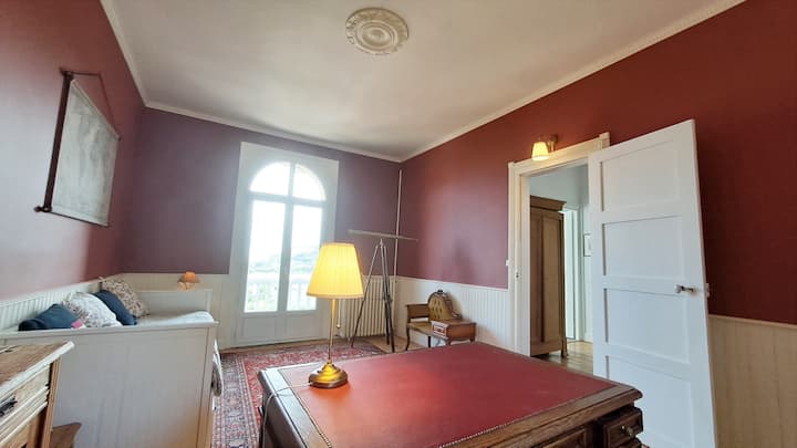 Ofisi inatoa sehemu ya kufanyia kazi yenye ukarimu pamoja na kitanda cha sofa kwa watu wawili.