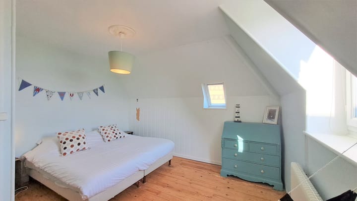 Mojawapo ya vyumba vitatu vya kulala kwenye ngazi ya mwisho, ikitoa kitanda cha King Zize (sentimita 180).