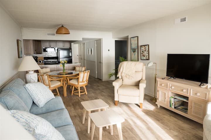 منطقة معيشة تم تجديدها حديثًا بأريكة وكراسي نوم جديدة