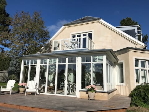 Cozy Family friendly villa right next to the beach