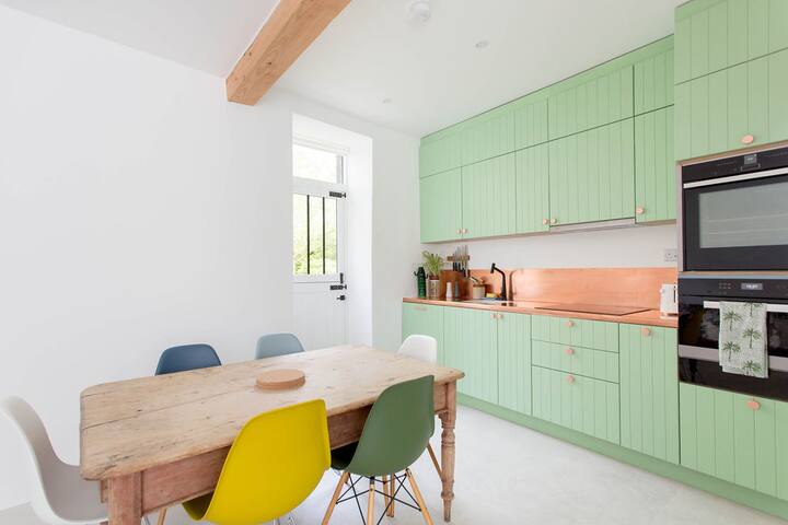 Idyllic Mews House in the Heart of the New Town gallery image 5