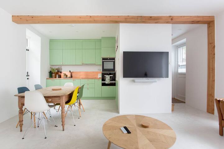 Idyllic Mews House in the Heart of the New Town gallery image 4