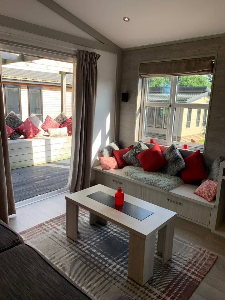 Delightful 3 Bedroom Lodge With Hot Tub. - North Walsham