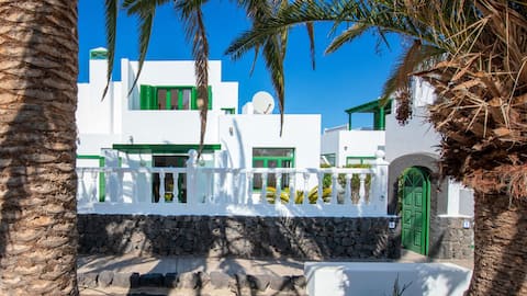Anuncio de Airbnb popular: Mailanzaisla vacation home in Costa Teguise en Teguise
