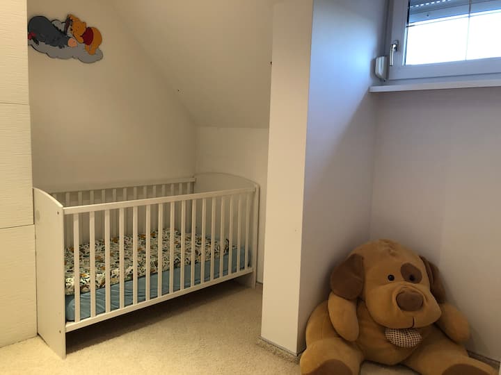 غرفة نوم في الطابق العلوي 
2 بجوار غرفة نوم واحدة
سرير أطفال مع خزانة ملابس في الطابق العلوي وزاوية قراءة صغيرة 