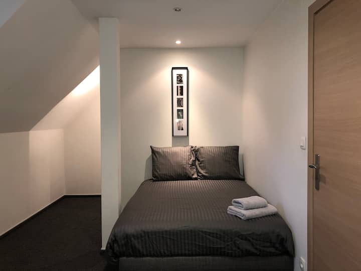 الطابق العلوي:
غرفة النوم 4:
- 140 × 190 مزدوج
سرير - 140 × 190 سرير مزدوج
- خزانة ملابس مع رف 
درج يؤدي إلى غرفة النوم 5