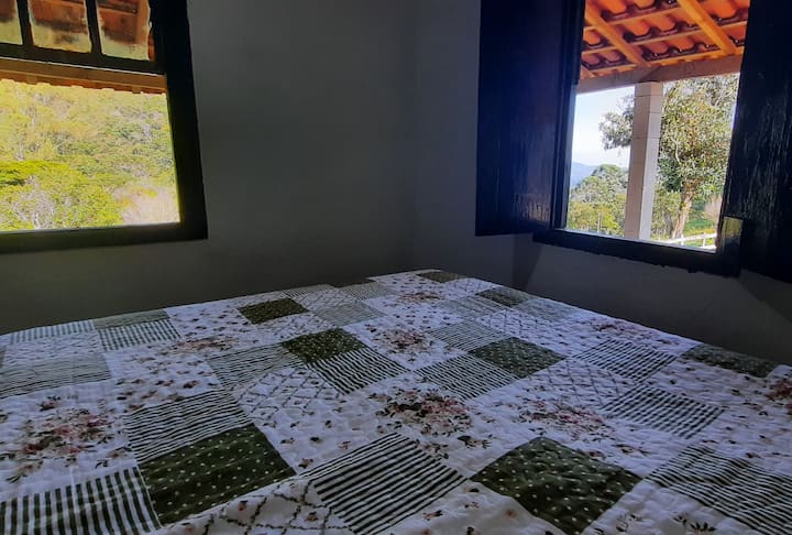 DHOMË ME BAR TË VERDHË