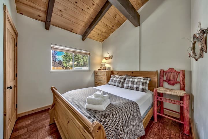 ห้องนอนชั้นล่าง 2 มีเตียงควีนไซส์