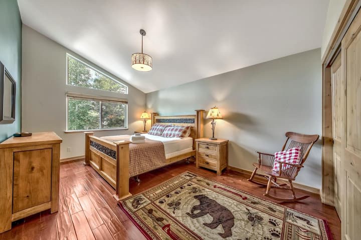 ห้องนอน 4: ห้องนอนชั้นบนขนาดใหญ่พร้อมเตียงควีนไซส์และประตูห้องน้ำโดยตรง