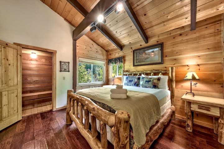 ห้องนอนใหญ่ชั้นล่างพร้อมเตียงคิงไซส์ห้องน้ำในตัวเต็มรูปแบบและซาวน่าร้อน/แห้ง