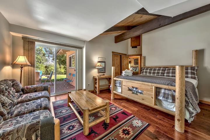 ห้องนอนชั้นล่าง 3 พร้อมเตียงคิงไซส์โซฟาปรับนอนและใช้สนามหลังบ้านได้ - เหมาะสำหรับเด็กๆ