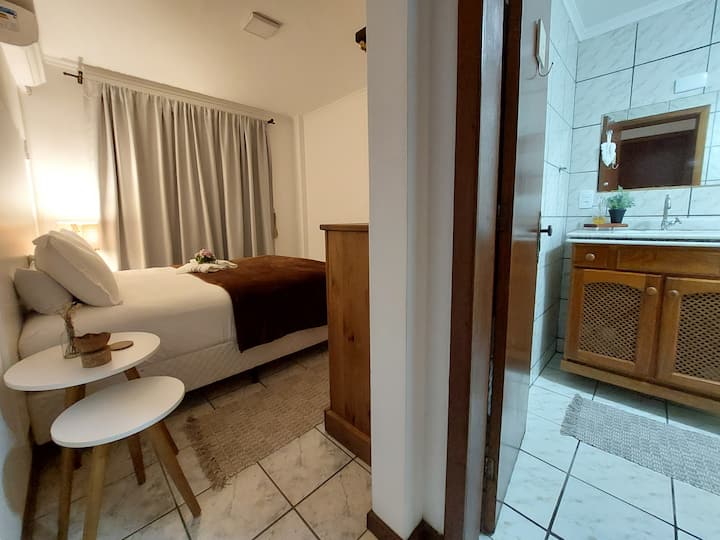 Çifti standard i krevatit Box, pasqyrë nën komodinë dhe makau për rrobat, tavolina ndihmëse të gjithanshme.
Dera e dritares në ballkonin e gjerë.
Kondicioner i ndarë me inverter.
Mantat mund të ndryshojnë në ngjyrë.
Banjë e kompletuar.