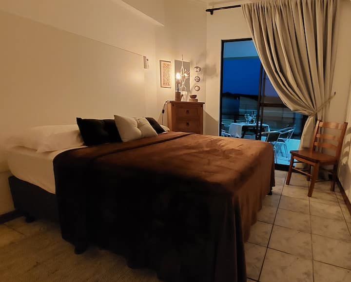 Dhomë sociale e ajrosur bukur, çift standard me krevat kutie, komodinë me abazhur dhe një pasqyrë, tavolinë anësore dhe makau për të akomoduar rrobat. Dera e dritares në ballkonin e gjerë. 
Kondicioner i ndarë me inverter. 
Mantat mund të ndryshojnë në ngjyrë.