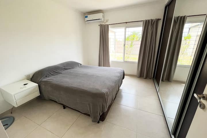 Dormitorio principal con cama QUEEN size, placard con TV led 32''
Aire acondicionado y cortinas blackout