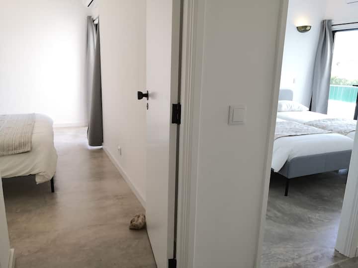 Pasillo a las habitaciones y baños. A la vista, el 1 (principal) y el segundo dormitorio