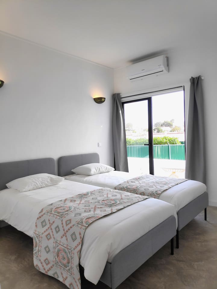 Segundo dormitorio (con 2 camas individuales, 90x200 cm cada una, colocadas juntas). Todas las habitaciones tienen aire acondicionado para calefacción y refrigeración.