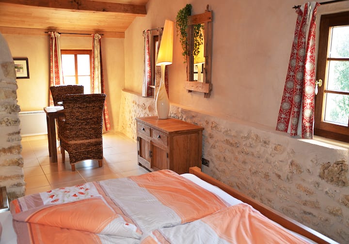 > Ghorofa ya juu vyumba 2 vya kulala vilivyo na nafasi kubwa na angavu 
> Vitanda viwili, 180 x 200 sentimita
> shuka la kitanda limejumuishwa