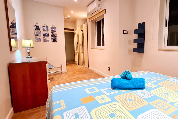 مثل غرفة النوم الرئيسية، تأتي غرفة النوم الثانية هذه بحجم كبير أيضًا مع مكيف وحمام داخلي.