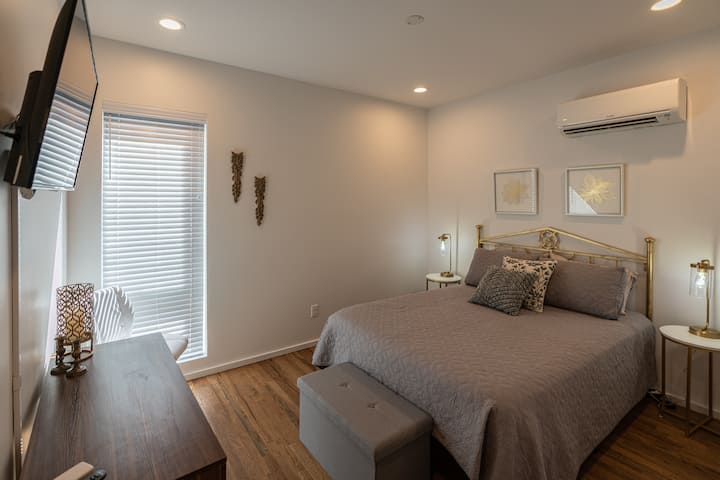 تحتوي غرفة النوم 2 على خزانة كبيرة مع رف ومكتب وكرسي ومقابس USB في المصابيح بجانب السرير.  هناك أيضًا تلفزيون ذكي والتحكم في المناخ الخاص بك.